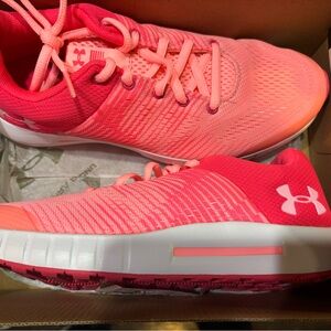 Under Armour girls shoes new in box size 4.5
